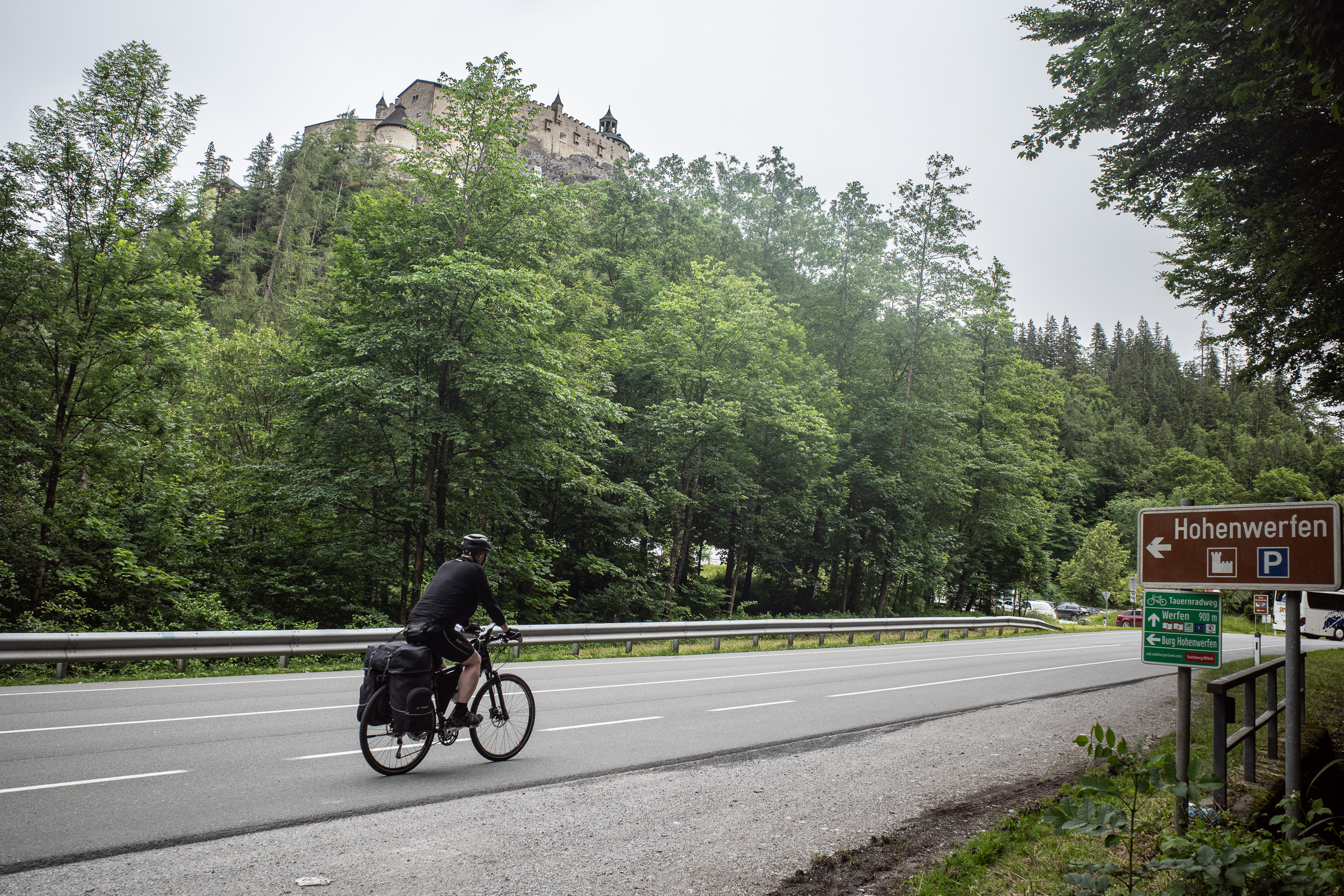 Unter der Burg Hohenwerfen: am Tauernradweg vorbei, Werfen noch 900 m